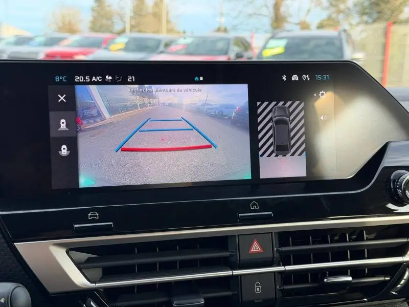 Écran central du Citroën C4 X 2025 montrant la caméra de recul avec lignes de guidage en bleu et rouge.