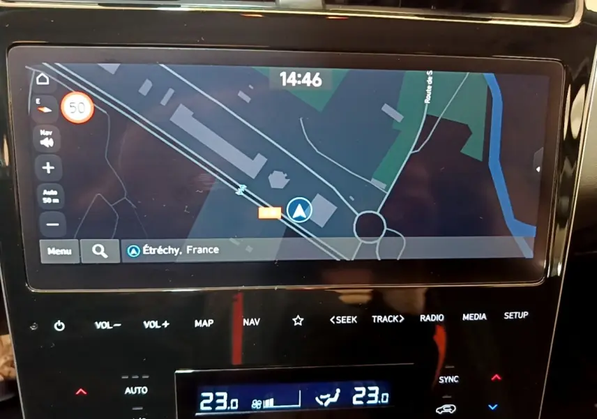 Vue rapprochée de l'écran tactile central du Hyundai Tucson gris foncé affichant la navigation GPS.
