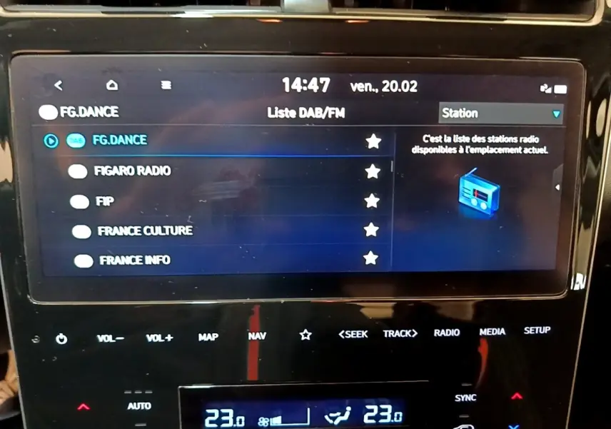 Écran tactile central du Hyundai Tucson gris foncé, affichant la liste des stations radio DAB/FM.