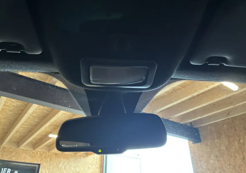 Vue intérieure centrée sur le rétroviseur intérieur d'une Abarth 500 Competizione 2016 rouge et gris.