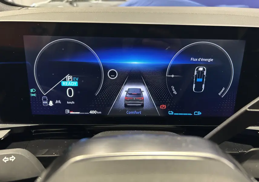 Affichage numérique du tableau de bord du Renault Austral blanc nacré, montrant l'énergie hybride et la vitesse à 0 km/h.