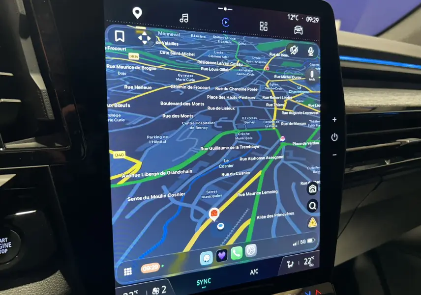 Écran tactile central du Renault Austral blanc nacré 2024 affichant une carte GPS détaillée en intérieur.