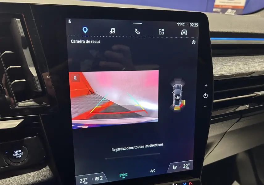 Écran tactile intérieur montrant la caméra de recul et les capteurs de stationnement du Renault Austral blanc nacré.