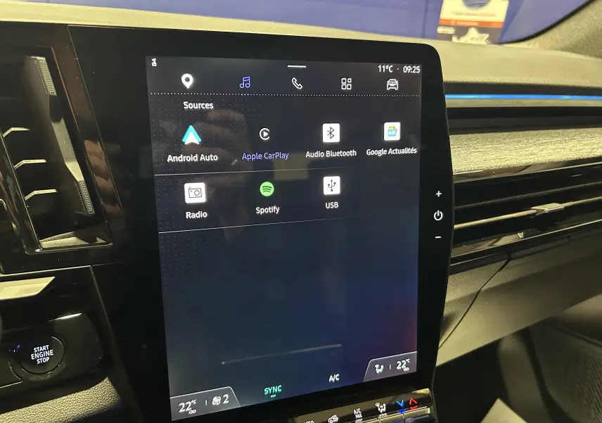 Écran tactile central en gros plan de la Renault Austral blanc nacré, affichant les options multimédia et connectivité.