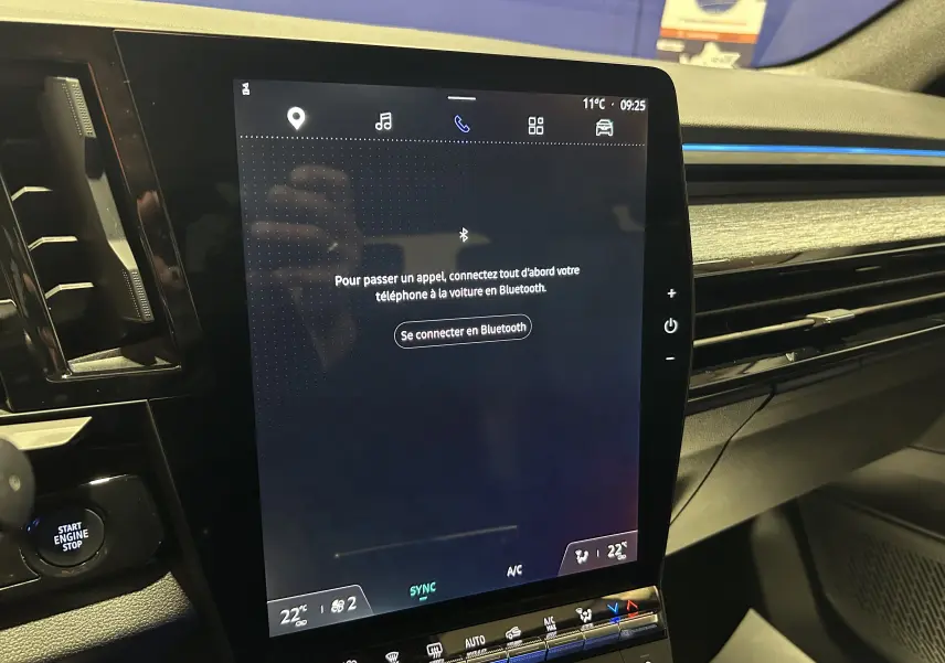 Vue rapprochée de l’écran tactile central du tableau de bord du Renault Austral 2024 avec interface Bluetooth affichée.