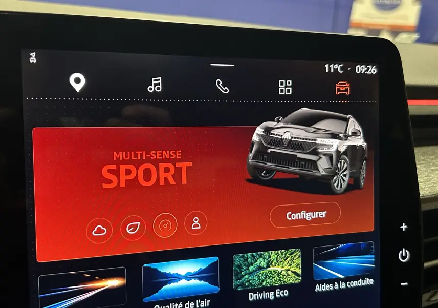 Écran tactile intérieur affichant le mode Multi-Sense Sport avec une illustration de Renault Austral gris en 3/4 avant.