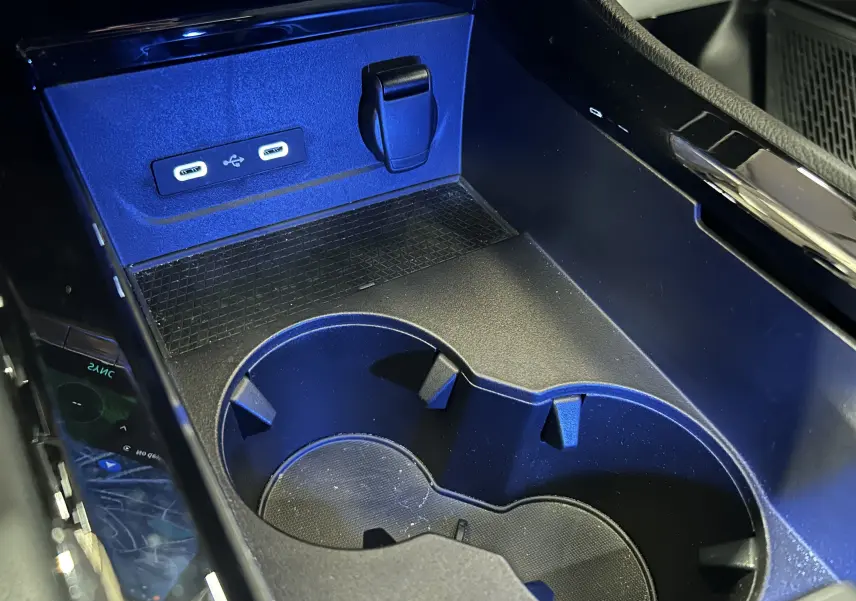 Gros plan sur la console centrale noire du Renault Austral 2024, avec deux ports USB-C et un allume-cigare.