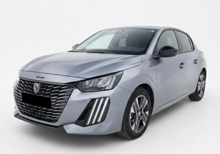 Peugeot 208 Hybrid 110 e-DCS6 Allure gris vue 3/4 avant avec calandre noire et feux LED verticaux distinctifs.