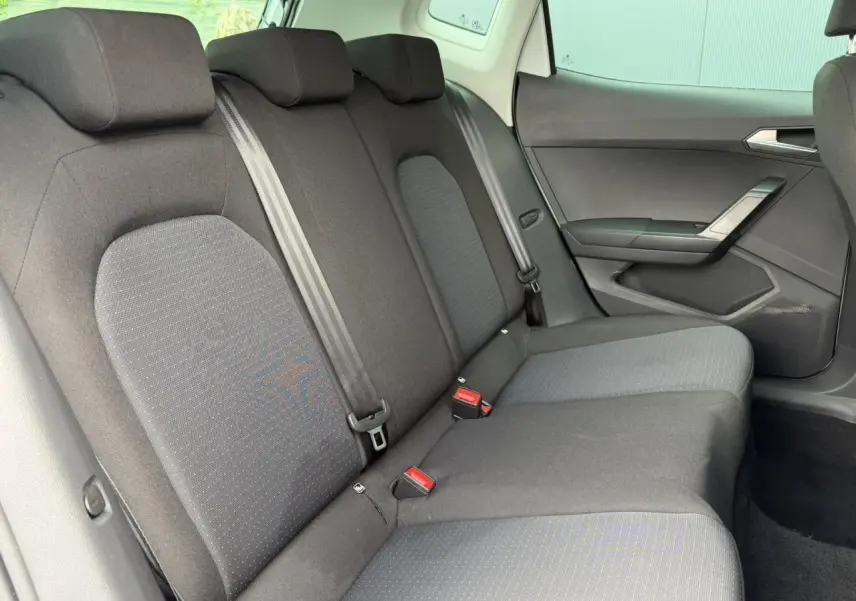 Vue intérieure côté droit des sièges arrière noirs du SEAT Arona TSI 115 Style 2025 avec ceintures et fixations ISOFIX visibles.