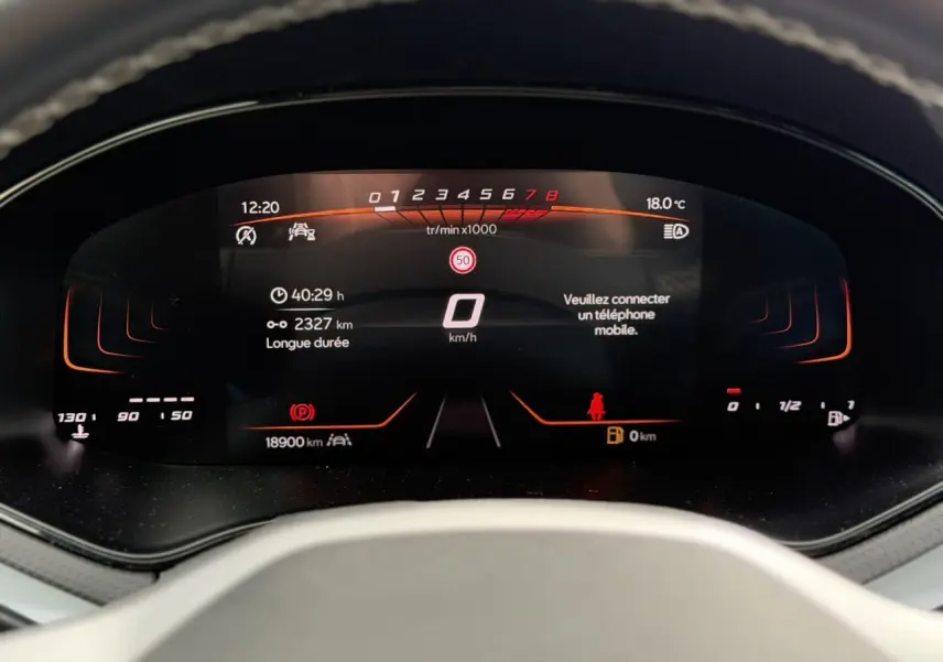 Vue rapprochée du combiné d'instruments digital du SEAT Arona TSI 115 Style, affichage clair et moderne.