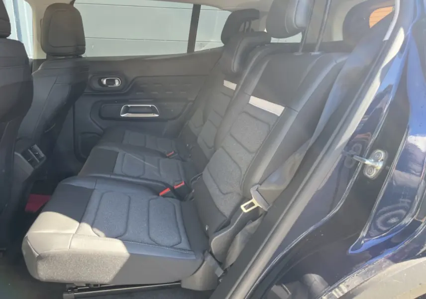 Vue intérieure côté droit des trois sièges arrière individuels en tissu et cuir du Citroën C5 Aircross Bleu Eclipse 2025.