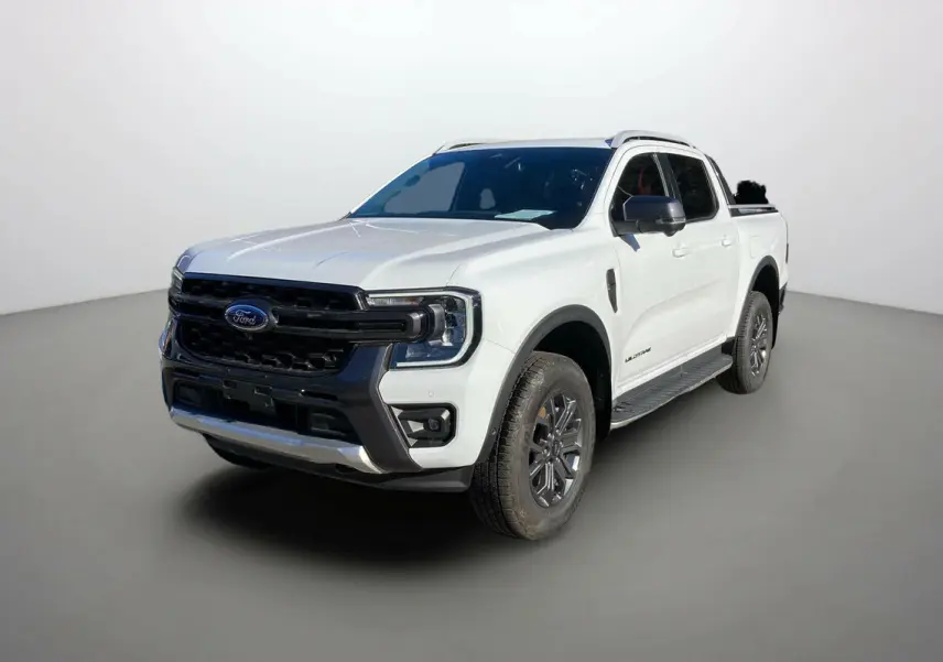 Ford Ranger 2025 blanc glacier en vue 3/4 avant droit avec calandre noire et jantes foncées Wildtrak Plus.