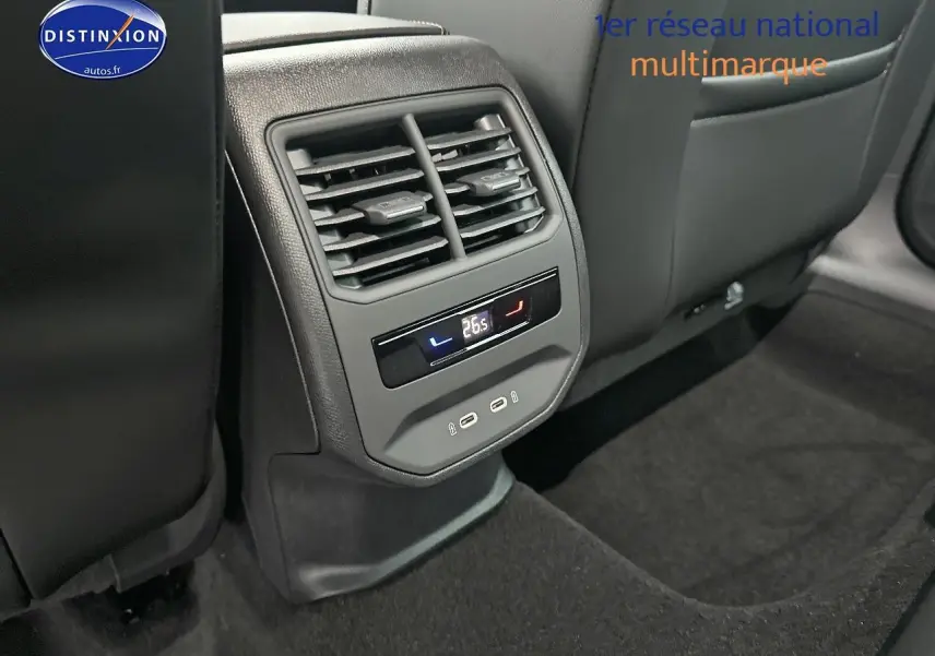 Détail de la console arrière noire avec commandes de climatisation et ports USB du CUPRA Leon ST gris magnétique 2025.