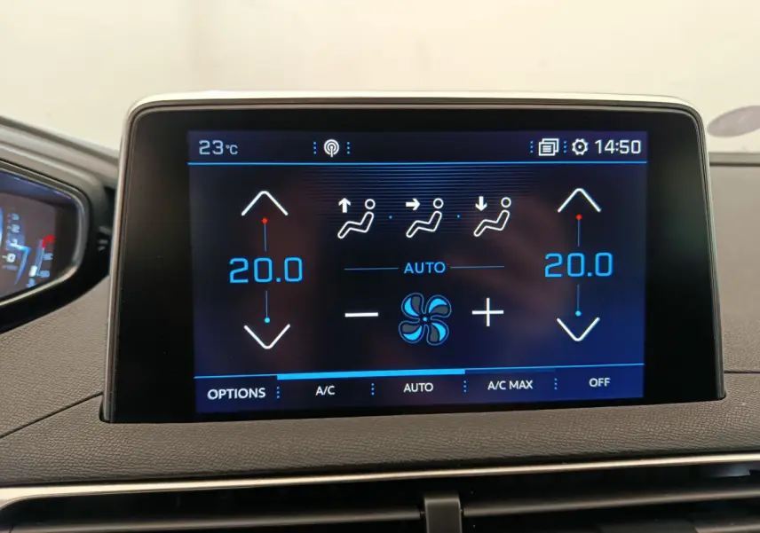 Écran tactile central affichant la climatisation automatique à 20°C dans le Peugeot 3008 gris foncé, vue intérieure frontale.