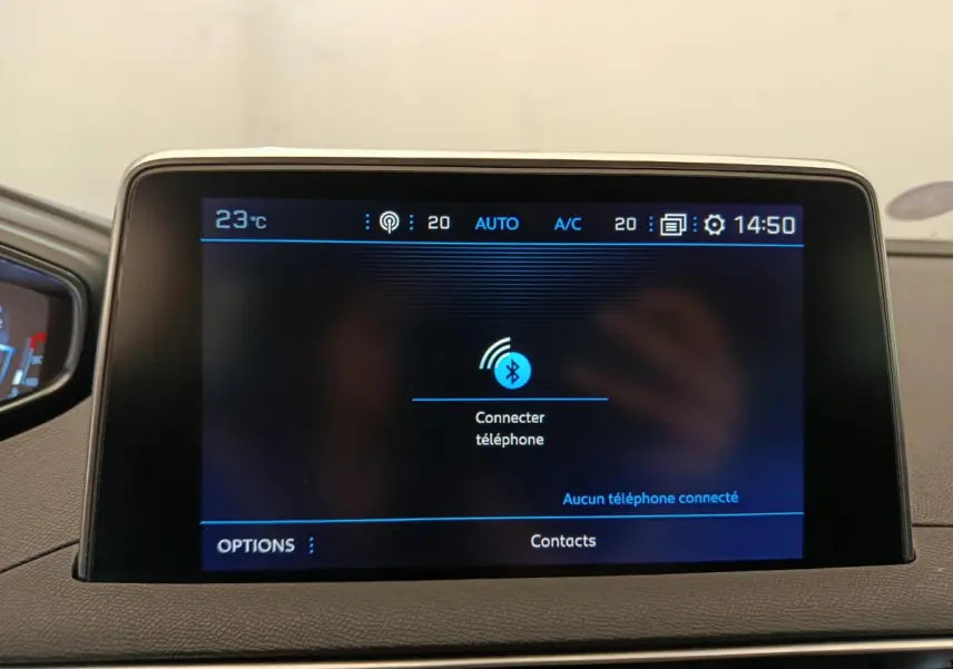 Écran tactile central du tableau de bord du Peugeot 3008 gris foncé affichant la connexion Bluetooth au téléphone