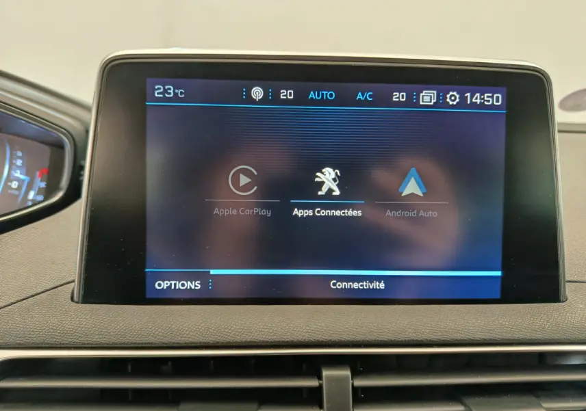 Écran tactile central du tableau de bord du Peugeot 3008 gris foncé affichant les options Apple CarPlay et Android Auto.