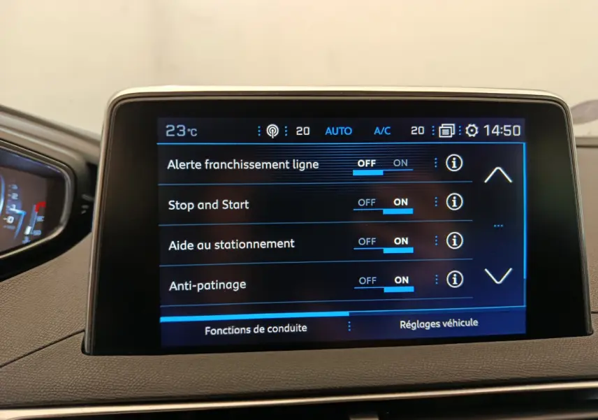 Écran tactile central du tableau de bord du Peugeot 3008 gris foncé, affichant les réglages d'aide à la conduite.