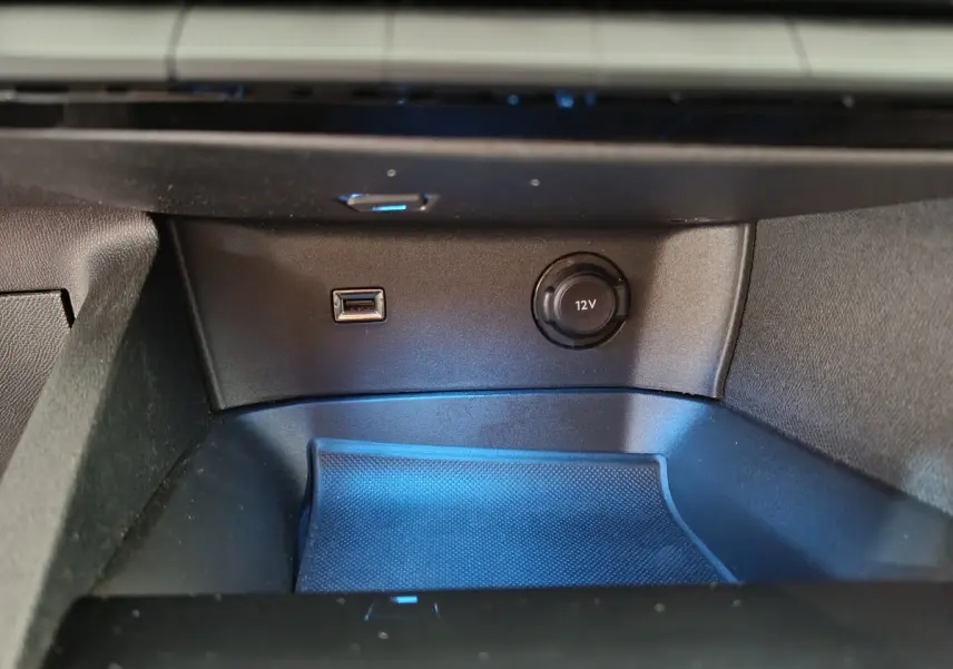 Prise 12V et port USB dans le rangement central intérieur du Peugeot 3008 gris foncé Puretech 130 S&S Active Business.