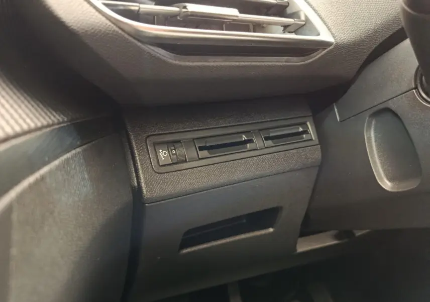 Détail des commandes d'éclairage côté gauche du tableau de bord noir du Peugeot 3008 Puretech 130 S&S Active Business 2020.