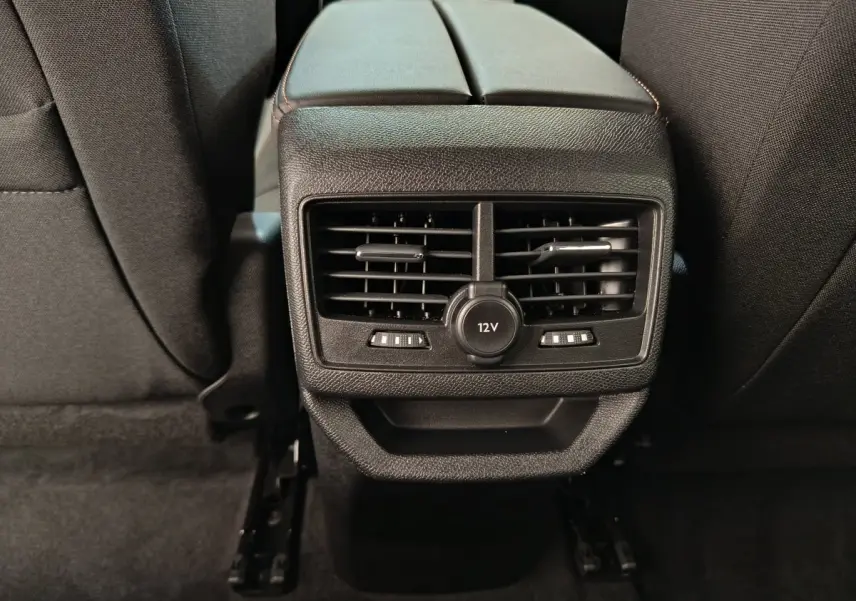 Vue rapprochée des aérateurs arrière et prise 12V entre les sièges arrière du Peugeot 3008 gris foncé 2020.