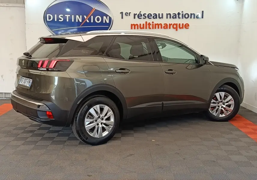 Peugeot 3008 gris foncé vue de profil côté gauche, avec feux arrière LED et jantes alliage visibles.