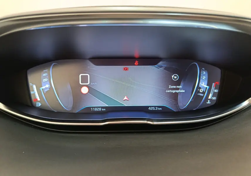 Affichage numérique du tableau de bord Peugeot 3008 2020, avec navigation et compteurs lumineux en bleu et blanc.
