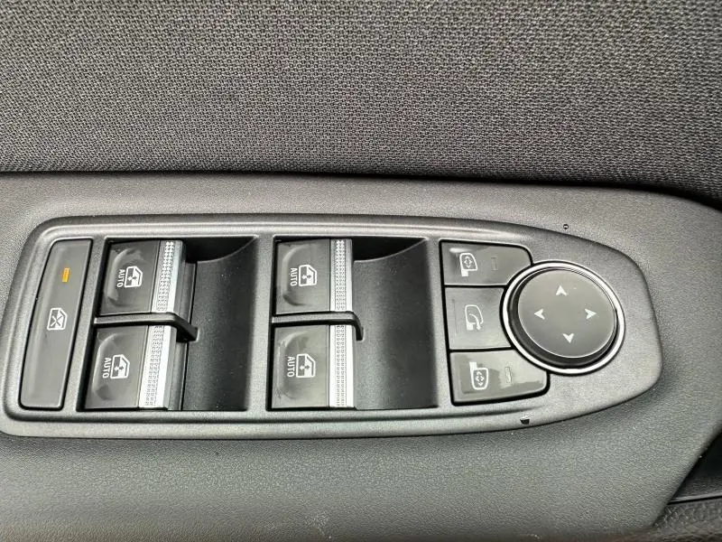 Panneau de commandes des vitres et rétroviseurs côté gauche du Renault Captur 2025 hybride Rouge Flamme/Noir Étoilé.