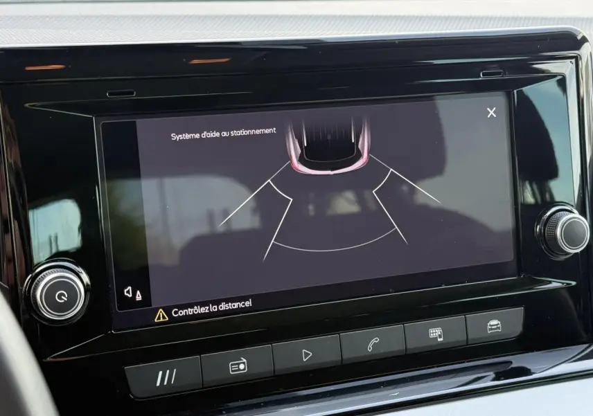 Écran tactile du système d’aide au stationnement du SEAT Arona TSI 115 Style, vue intérieure centrale.