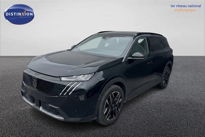 Peugeot 5008 noir en vue 3/4 avant droit, avec jantes alliage noires et barres de toit visibles.