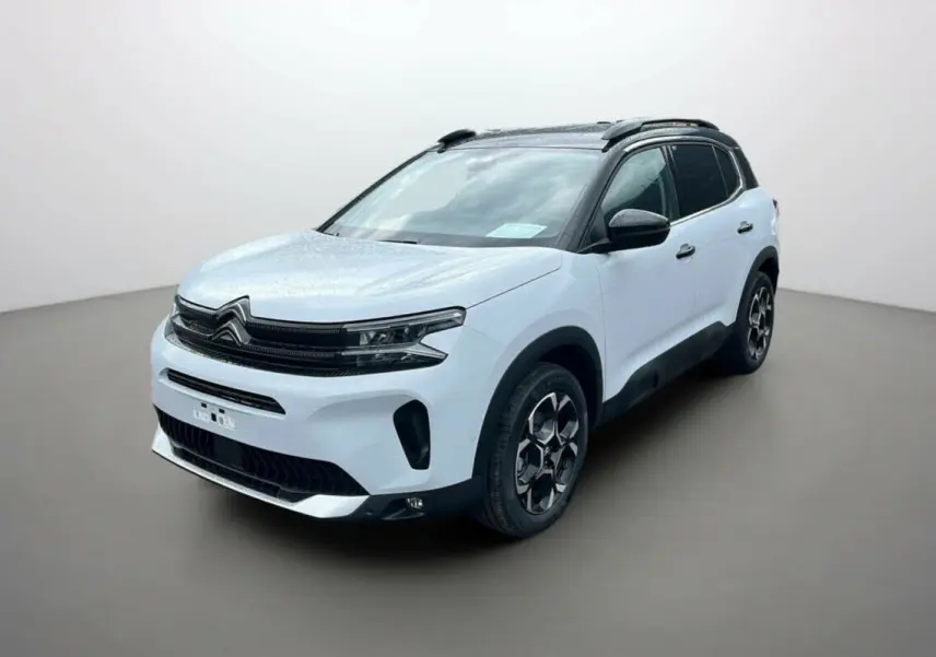 Citroën C5 Aircross blanc okénite en 3/4 avant droit, avec toit noir et jantes alu 18 pouces distinctives.