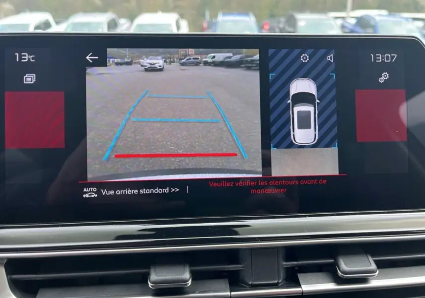 Écran intérieur du Citroën C5 Aircross blanc montrant la caméra de recul et l'affichage 360° du stationnement.
