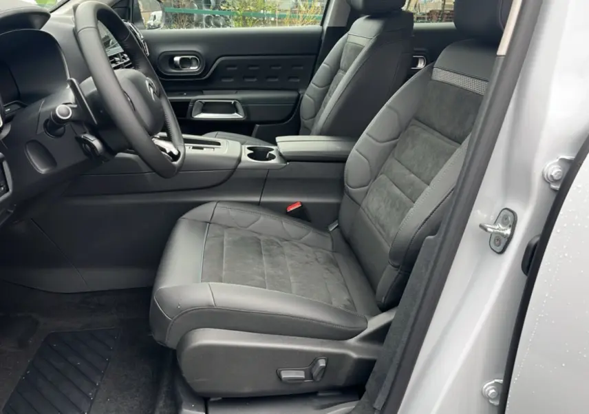 Vue intérieure côté conducteur du Citroën C5 Aircross blanc okénite, sièges en cuir et alcantara gris avec console centrale.