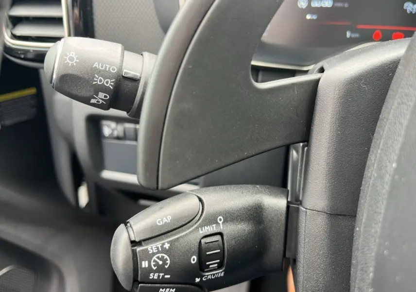 Gros plan sur les commandes au volant noir du Citroën C5 Aircross 2025, version BlueHDi 130 EAT8 Max.