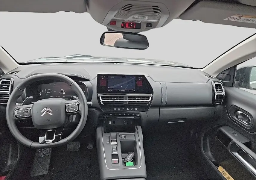 Vue intérieure avant du tableau de bord gris du Citroën C5 Aircross 2025 avec écran tactile et volant multifonction cuir.