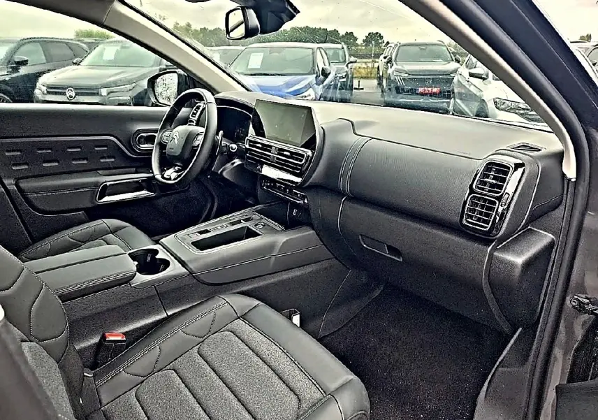 Vue intérieure côté conducteur du Citroën C5 Aircross gris 2025, avec tableau de bord moderne et écran tactile central.