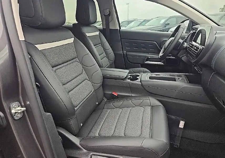 Intérieur avant du Citroën C5 Aircross gris, vue côté conducteur montrant sièges tissu et cuir avec console centrale.