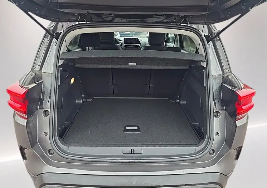 Coffre ouvert vu de l'arrière d'un Citroën C5 Aircross gris 2025, montrant l'espace de chargement vide.
