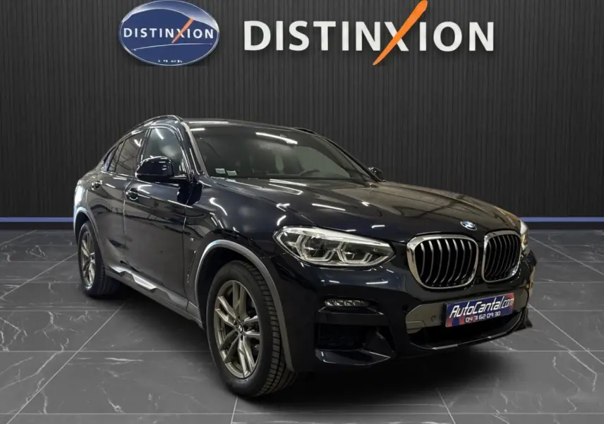 BMW X4 XDrive 20d 2020 en Carbonschwarz, vue 3/4 avant droit, avec calandre chromée et jantes alliage.