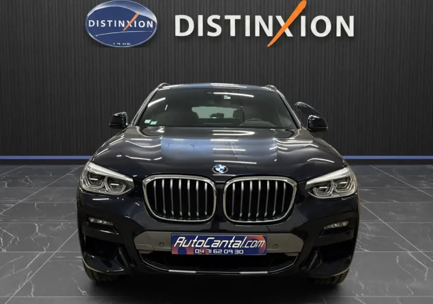 Vue frontale d'un BMW X4 XDrive 20d 2020 en Carbonschwarz, avec calandre double haricot et phares LED distinctifs.