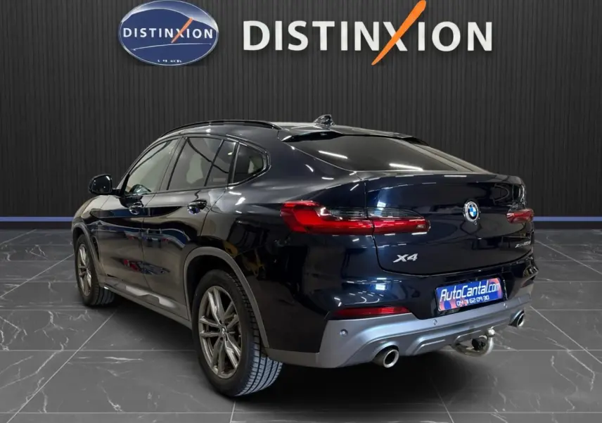 BMW X4 XDrive 20d M SPORT 2020 en Carbonschwarz, vue 3/4 arrière droit avec feux LED et double sortie d’échappement.