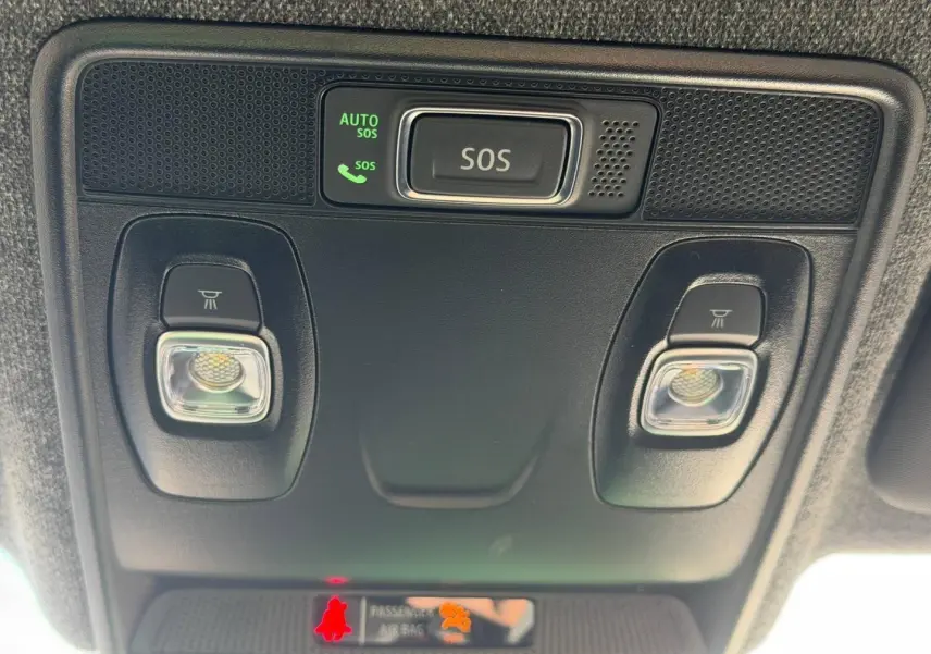 Vue intérieure du plafonnier avec bouton SOS et éclairages de lecture dans une Renault Clio orange 2025.