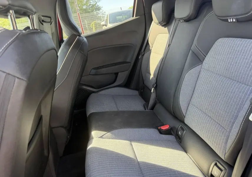 Vue latérale droite de la banquette arrière grise et noire de la Renault Clio 1.0 Eco-G 100ch Techno 2025.