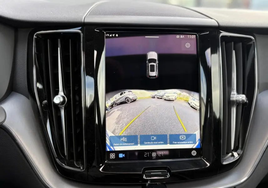 Écran tactile central du Volvo XC60 2024 affichant la caméra de recul et les radars de stationnement.