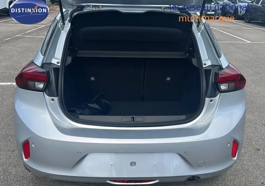 Vue arrière d'une Opel Corsa gris kristal métal 2025 avec coffre ouvert montrant l'espace de chargement vide.