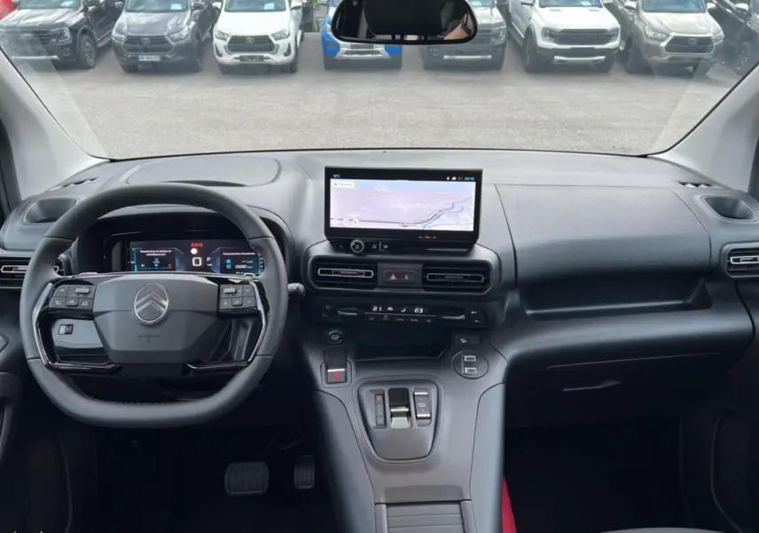 Vue intérieure frontale du tableau de bord du Citroën Berlingo noir perla nera 2025 avec écran tactile et volant multifonction.