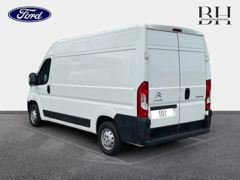 Vue 3/4 arrière droite d'un utilitaire Citroën Jumper blanc Banquise avec portes battantes arrière fermées.