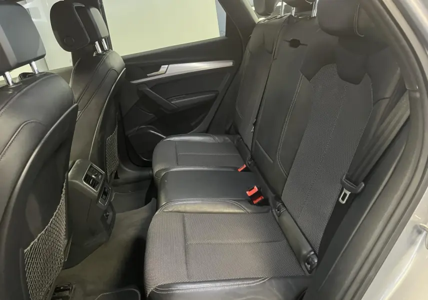 Vue intérieure côté droit des sièges arrière en cuir et tissu noir de l'Audi Q5 gris S line 2019.