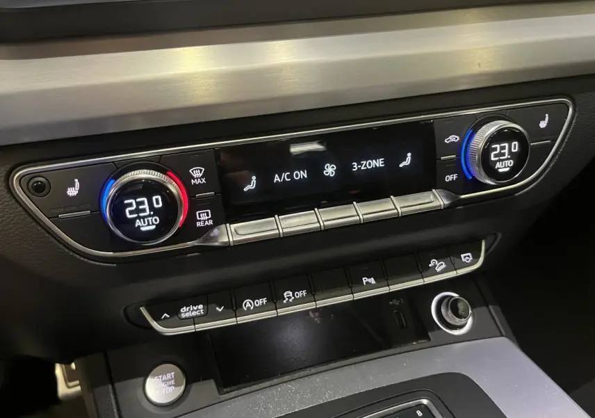 Console centrale de l'Audi Q5 S line 2019 montrant la climatisation automatique 3 zones et commandes multifonctions.