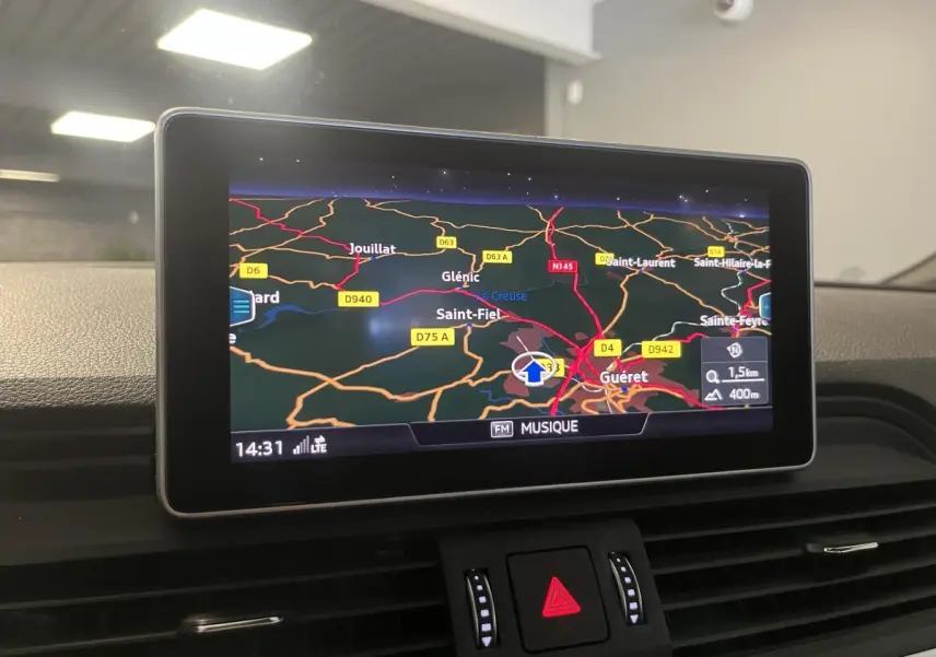 Écran de navigation MMI affichant la carte routière dans l'habitacle de l'Audi Q5 gris S line 2019.