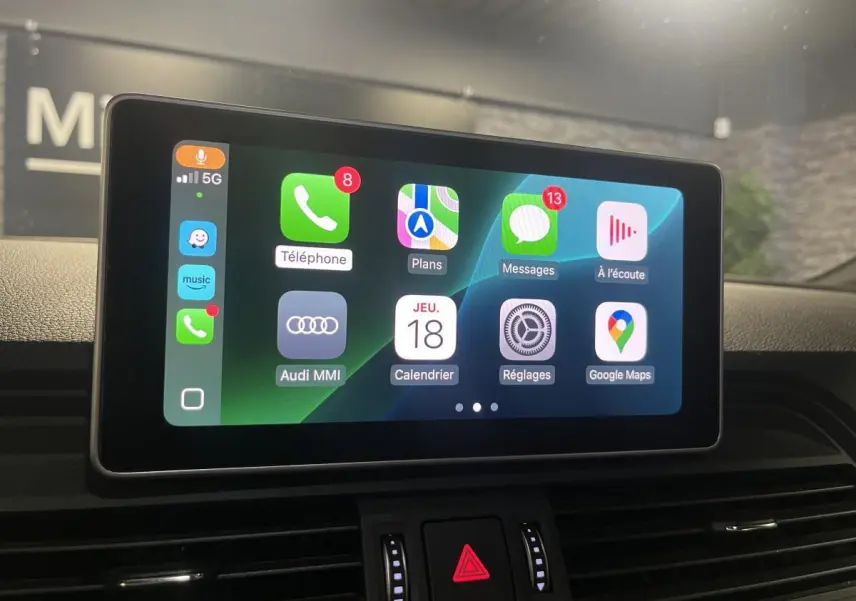 Écran central tactile de l'Audi Q5 S line 2019 affichant l'interface Apple CarPlay en intérieur noir.